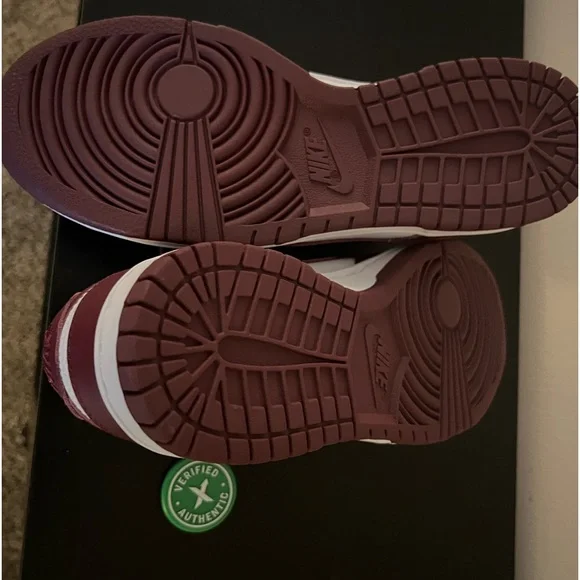 NEW NIKE Dunk Low Women’s size 7. For faster shipping box not included.